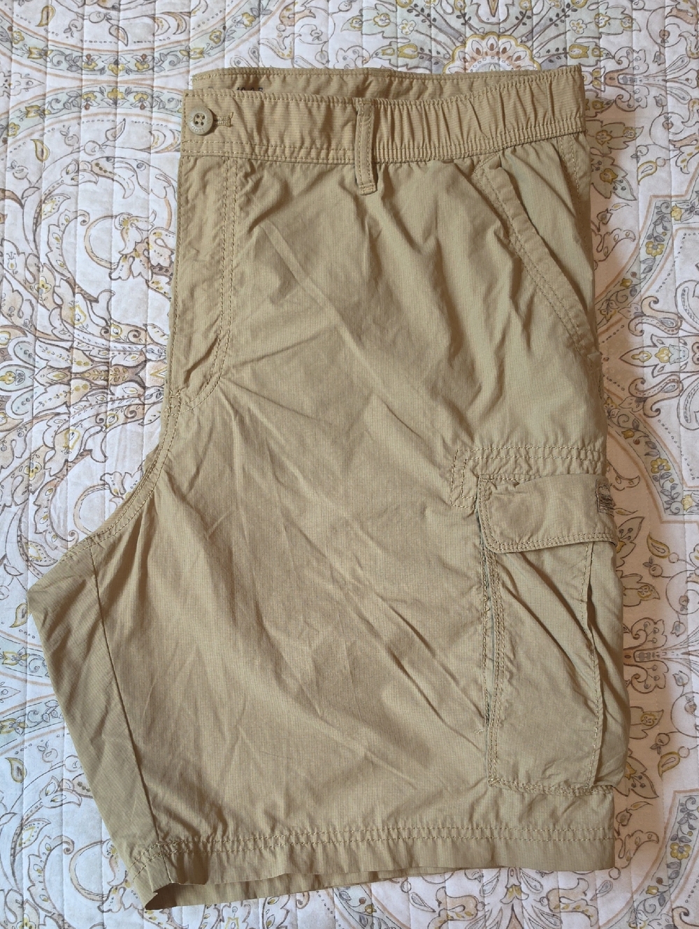 Izod Men's Khaki Cargo Shorts - Tan